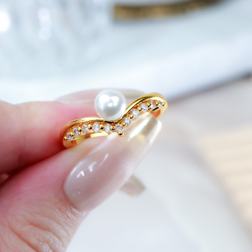 MR66】美しいパール 指をきれいに長く見せるV字デザインリング