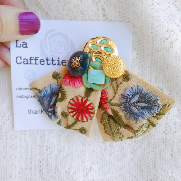 青と赤のお花の刺繍リボンとミントグリーンのボタンのポニーフック　秋を先取り　秋冬モード　秋冬コーデ 2枚目の画像