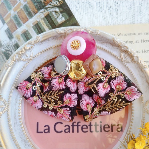 浴衣にも似合うピンクのボタンと黒の花模様刺繍リボンのポニーフック 
