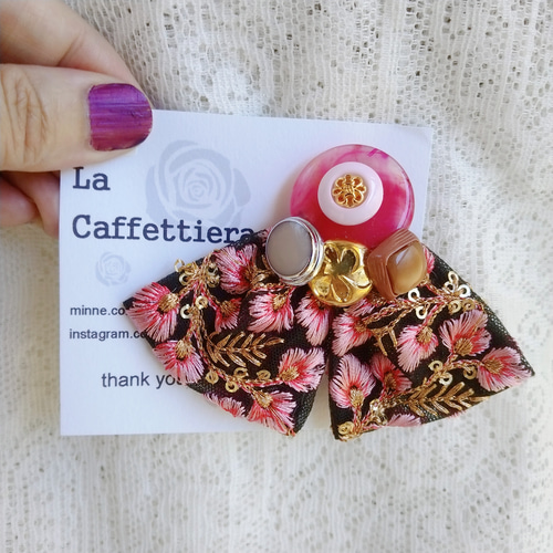 浴衣にも似合うピンクのボタンと黒の花模様刺繍リボンのポニーフック 