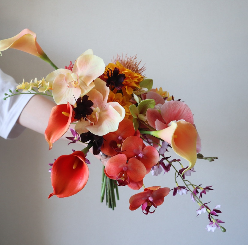 人気花材を集めたピーチオレンジの流れるデザインがトレンドのオーバルブーケ♡ アーティフィシャルフラワー ウェディングブー