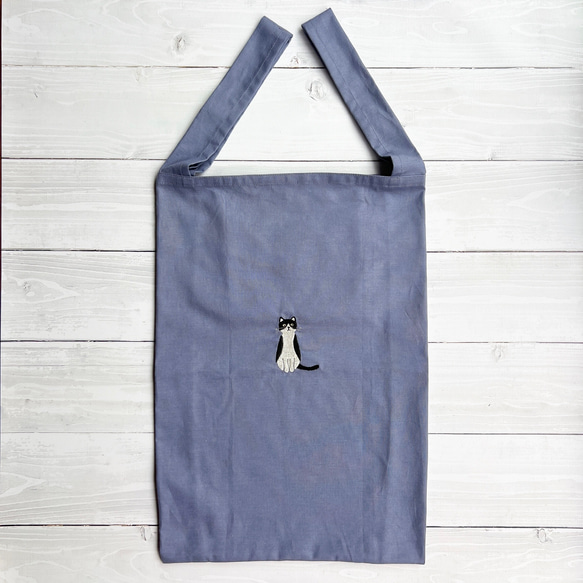 ねこの刺繍エコバック ハチワレ『クリーマ限定 』リバティふちどりポケット付き 1枚目の画像