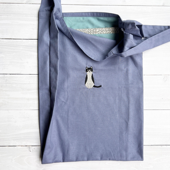 ねこの刺繍エコバック ハチワレ『クリーマ限定 』リバティふちどりポケット付き 2枚目の画像