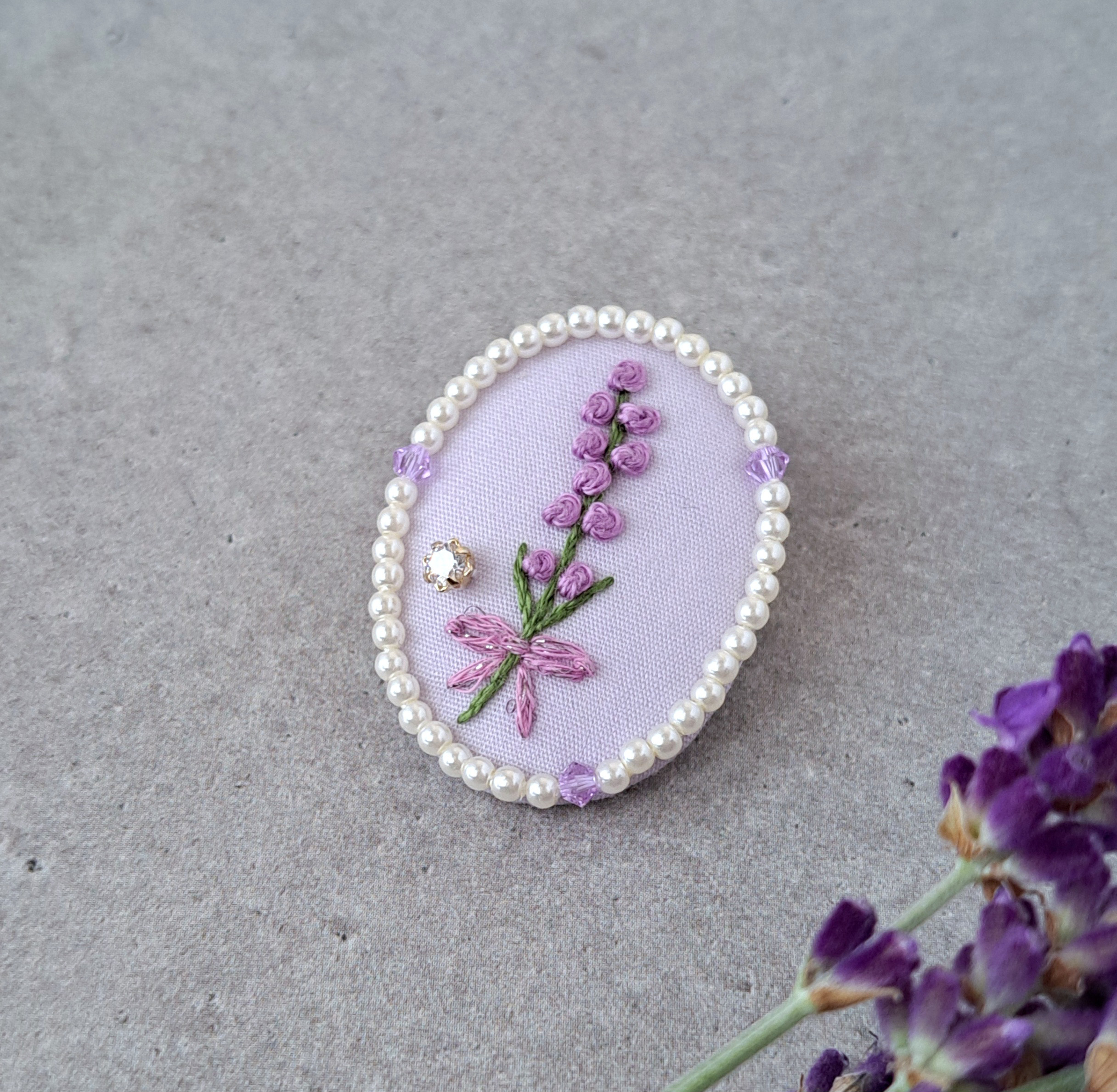 ハンドメイド刺繍ブローチ　bulaunbulaun様ご確認ページです。 透明感の美しいパープルにラベンダー刺繍 ブローチ ブローチ