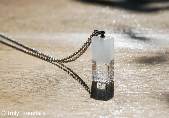 白色透明ガラスのネックレス - 「 白のかおり 」#4 ● 高さ20mm 3枚目の画像