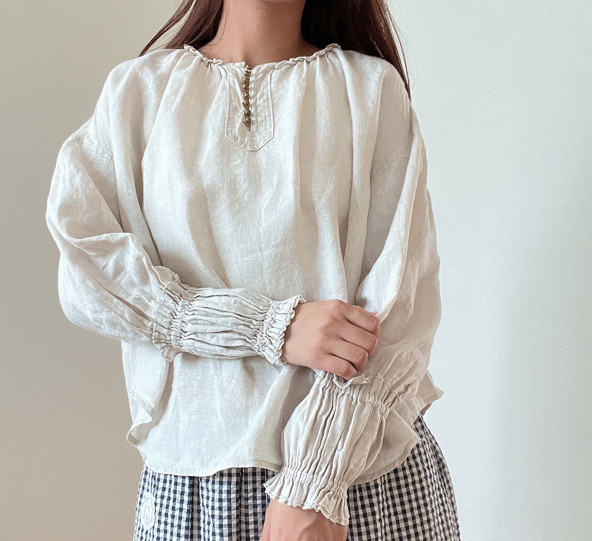 「鈴鳴るギャザーブラウス」鈴ボタン　綿麻生地　長袖　ナチュラル　フリルブラウス