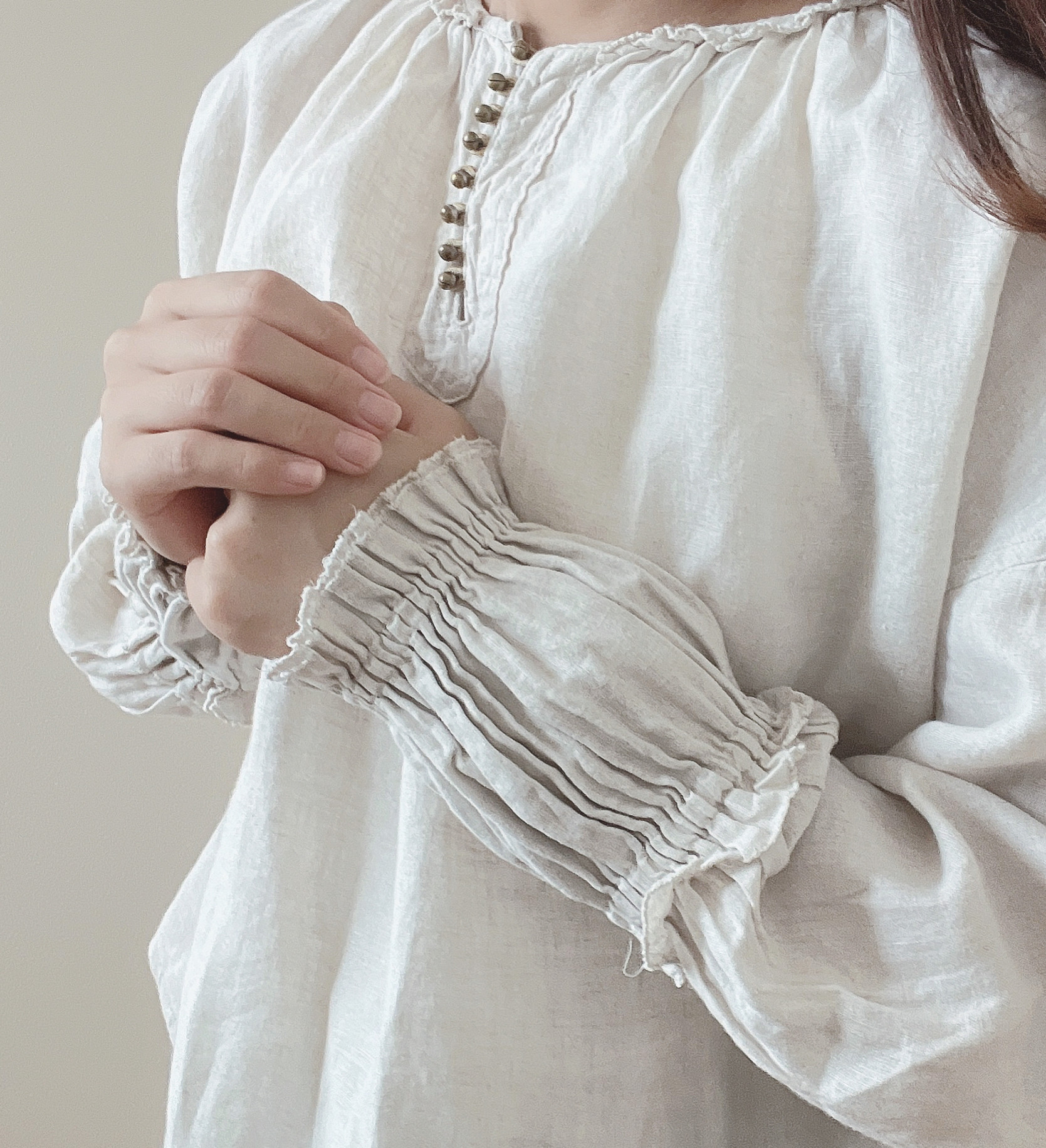 「鈴鳴るギャザーブラウス」鈴ボタン　綿麻生地　長袖　ナチュラル　フリルブラウス