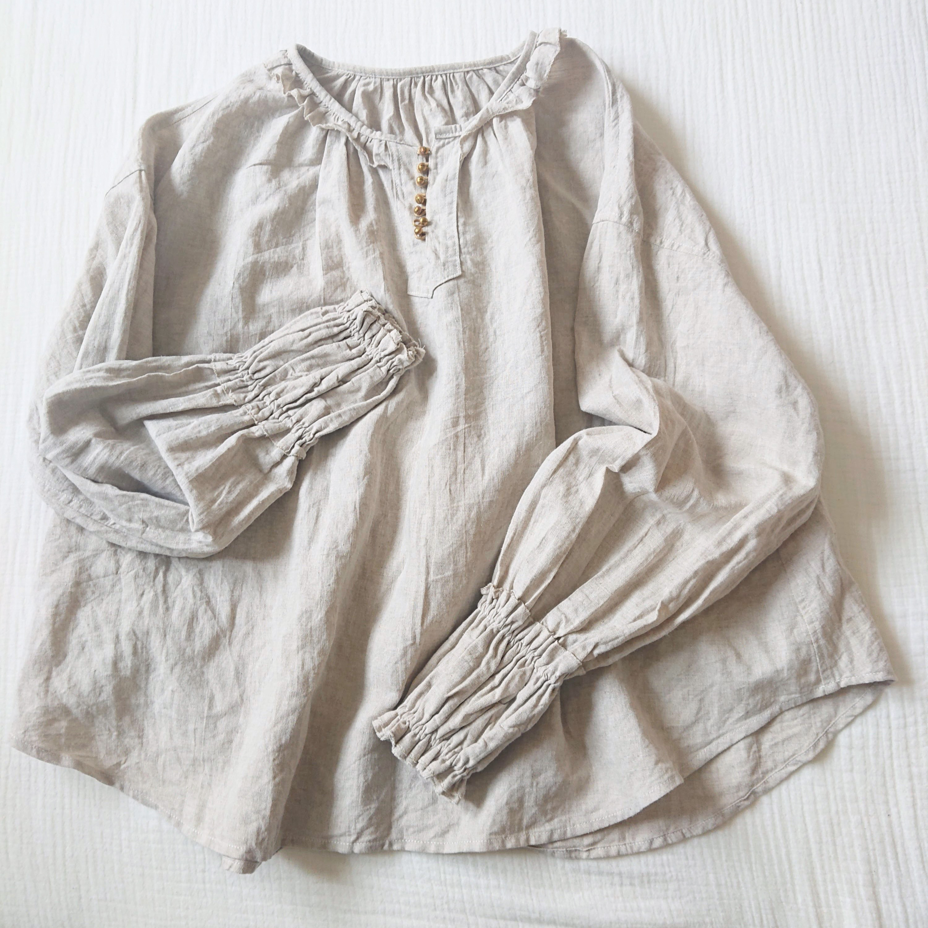 「鈴鳴るギャザーブラウス」鈴ボタン　綿麻生地　長袖　ナチュラル　フリルブラウス