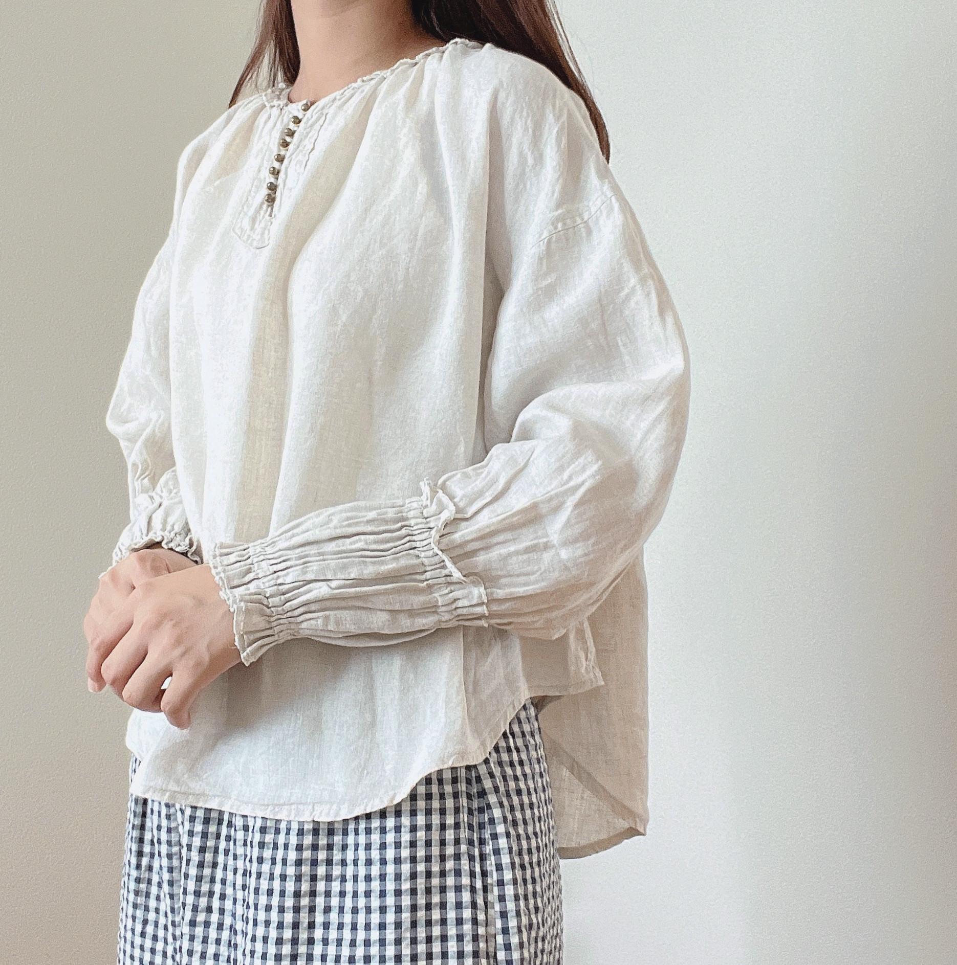 「鈴鳴るギャザーブラウス」鈴ボタン　綿麻生地　長袖　ナチュラル　フリルブラウス