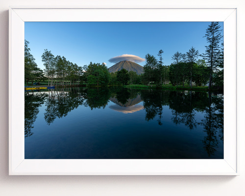 A4可能】湖に写る蝦夷富士・羊蹄山と傘雲。北海道風景写真 写真