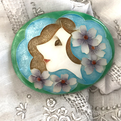 市販の金具ではなく、銅板に七宝焼・銀粘土・のコラボ作品。当Gallery