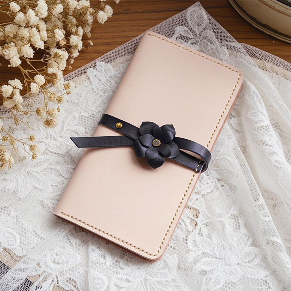 【iPhone全機種】革花付きiPhone手帳型ケース＜黒＞