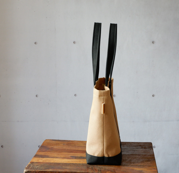 いつものきれいめトート/A4 ◇ 倉敷帆布◇ ライトベージュ×ブラック/ミディアムベージュ×ブラック 6枚目の画像