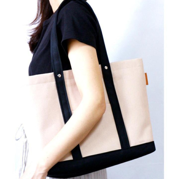 いつものきれいめトート/A4 ◇ 倉敷帆布◇ ライトベージュ×ブラック/ミディアムベージュ×ブラック 1枚目の画像