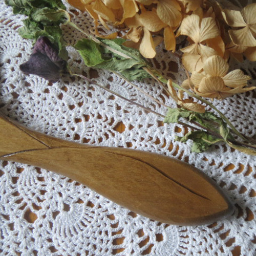 木彫りの手鏡☆沈め彫のチュウリップ模様☆材質朴ノ木*サイズ約長さ310