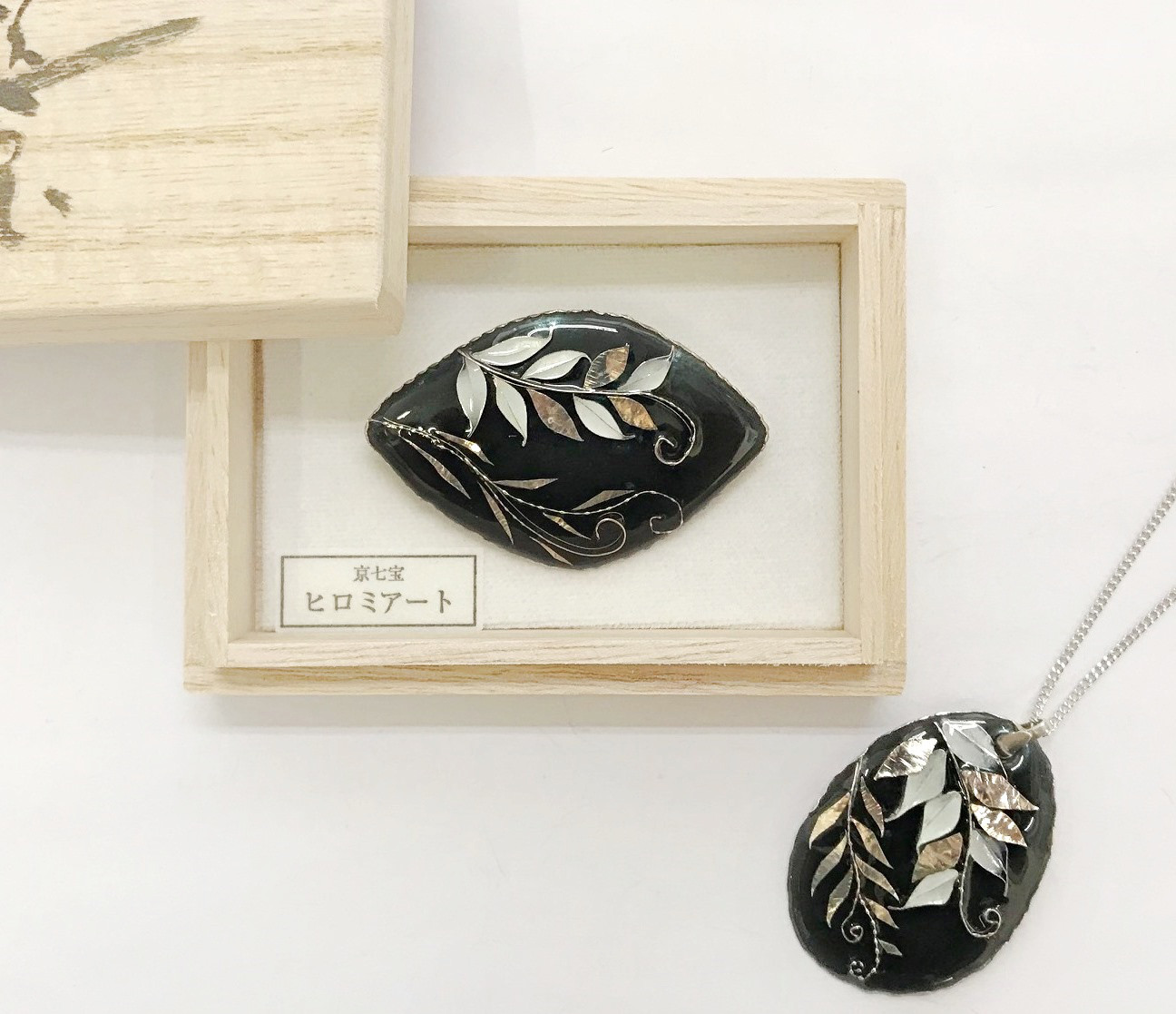 ブローチ　そよぎ（墨色）｜京七宝銀有線