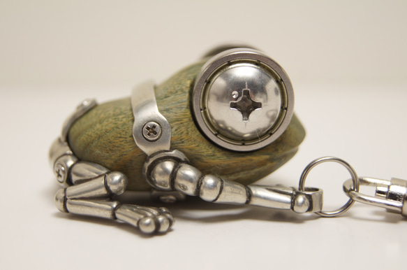 カエル　パロサント（木材）ピューター（金属）キーホルダーやバッグチャーム、置物 1枚目の画像