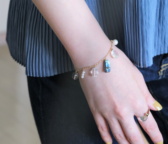 quartz×shell bracelet：アバロンシェル×クオーツ×スモーキークオーツ　チェーンブレスレット 8枚目の画像