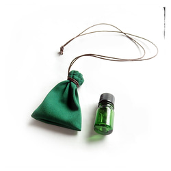 Forest Green／巾着袋 ネックレス；深みグリーン／シンプル ミニマル ユニセックス・お守り袋 薬袋 持ち塩袋 4枚目の画像