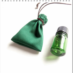 Forest Green／巾着袋 ネックレス；深みグリーン／シンプル ミニマル ユニセックス・お守り袋 薬袋 持ち塩袋 2枚目の画像