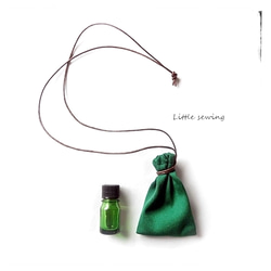 Forest Green／巾着袋 ネックレス；深みグリーン／シンプル ミニマル ユニセックス・お守り袋 薬袋 持ち塩袋 1枚目の画像