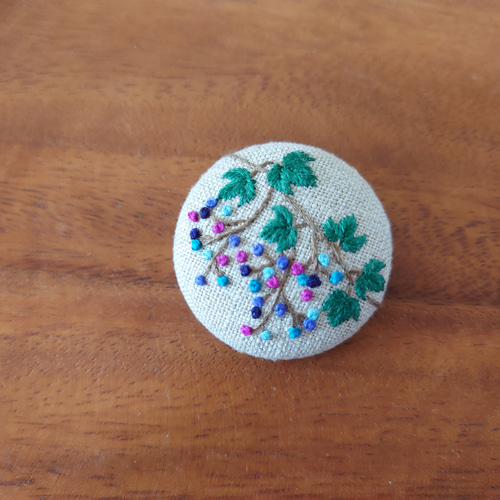 刺繍ブローチ　専用商品 刺繍ブローチ「野ぶどう」くるみボタン ブローチ 薄荷のドロップ