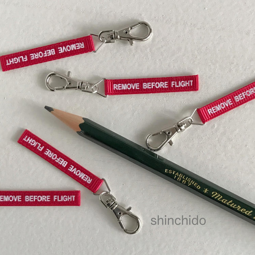 ちっちゃいRemove Before Flight (2個セット) キーリング 新地堂 ちっちゃいRemove Before Flight (2個セット) キーリング 新地堂