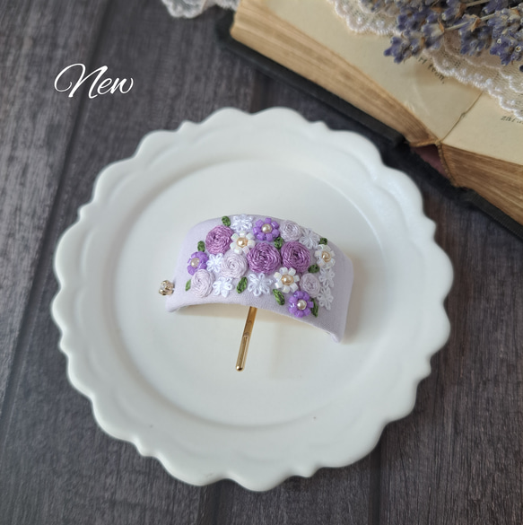 【いつもそばにご機嫌な時間を】　ラベンダーカラー華やかなブーケ刺繍　ポニーフック        Ω 人気・おすすめ｜使いやすい・旅行におすすめ 品質保証 全国発送 在庫限り