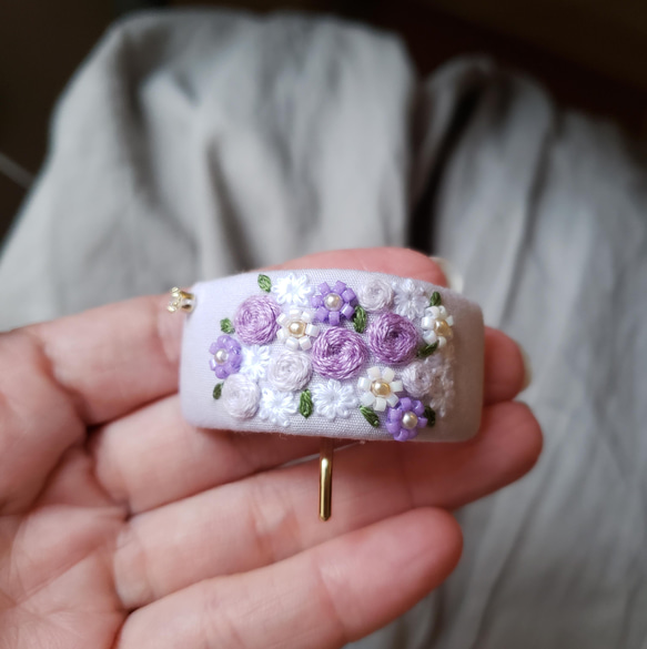 【いつもそばにご機嫌な時間を】　ラベンダーカラー華やかなブーケ刺繍　ポニーフック        Ω 人気・おすすめ｜使いやすい・旅行におすすめ 品質保証 全国発送 在庫限り