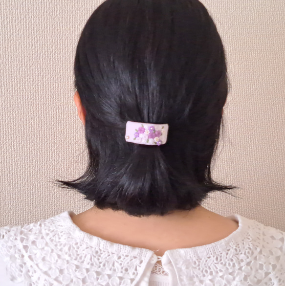 【いつもそばにご機嫌な時間を】　ラベンダーカラー華やかなブーケ刺繍　ポニーフック        Ω 人気・おすすめ｜使いやすい・旅行におすすめ 品質保証 全国発送 在庫限り