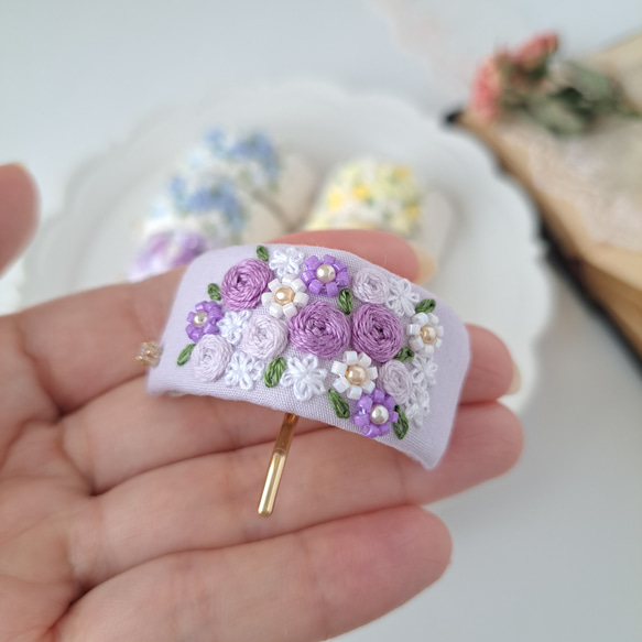 【いつもそばにご機嫌な時間を】　ラベンダーカラー華やかなブーケ刺繍　ポニーフック 7枚目の画像