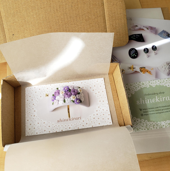 【いつもそばにご機嫌な時間を】　ラベンダーカラー華やかなブーケ刺繍　ポニーフック        Ω 人気・おすすめ｜使いやすい・旅行におすすめ 品質保証 全国発送 在庫限り