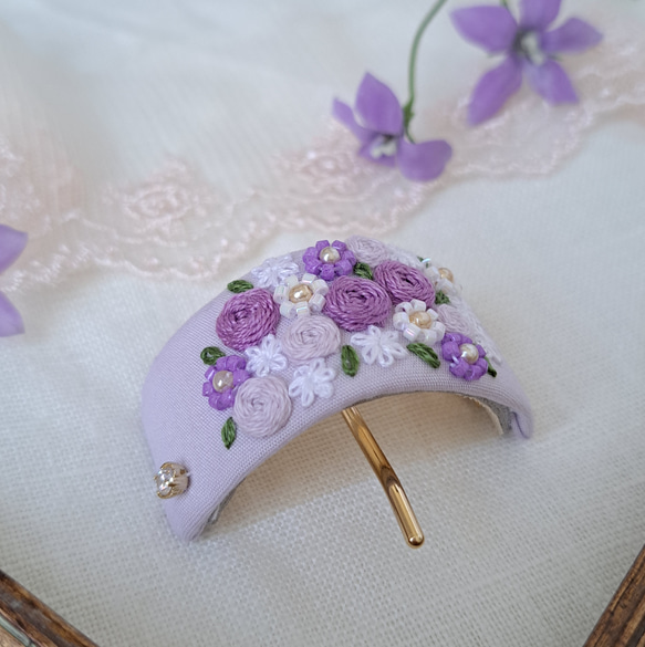 【いつもそばにご機嫌な時間を】　ラベンダーカラー華やかなブーケ刺繍　ポニーフック        Ω 人気・おすすめ｜使いやすい・旅行におすすめ 品質保証 全国発送 在庫限り