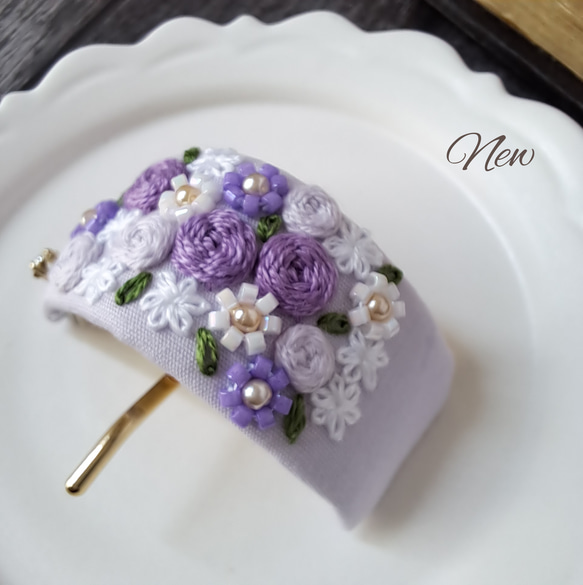 【いつもそばにご機嫌な時間を】　ラベンダーカラー華やかなブーケ刺繍　ポニーフック        Ω 人気・おすすめ｜使いやすい・旅行におすすめ 品質保証 全国発送 在庫限り