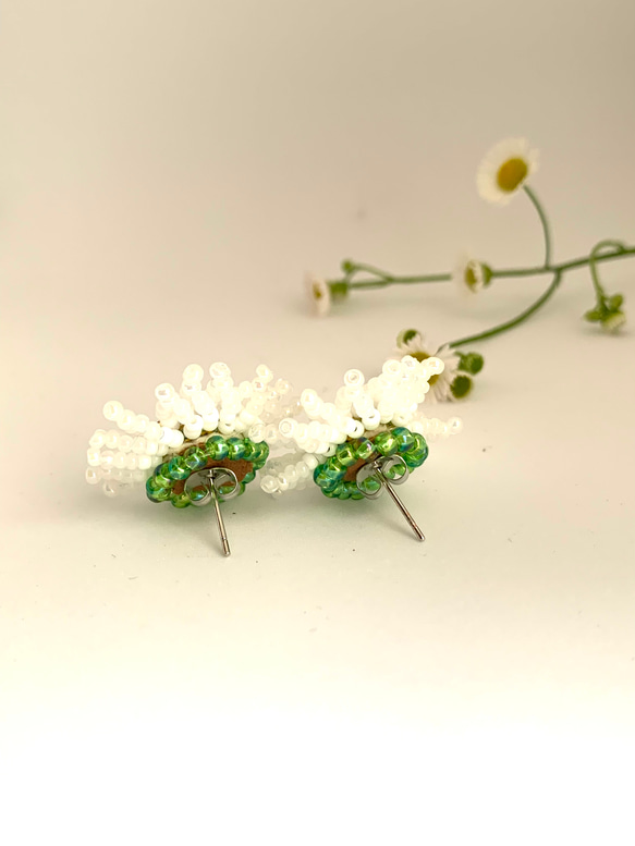 《送料込》ビーズ刺繍＊春紫苑のpierce or earring/花言葉は追想の愛 3枚目の画像