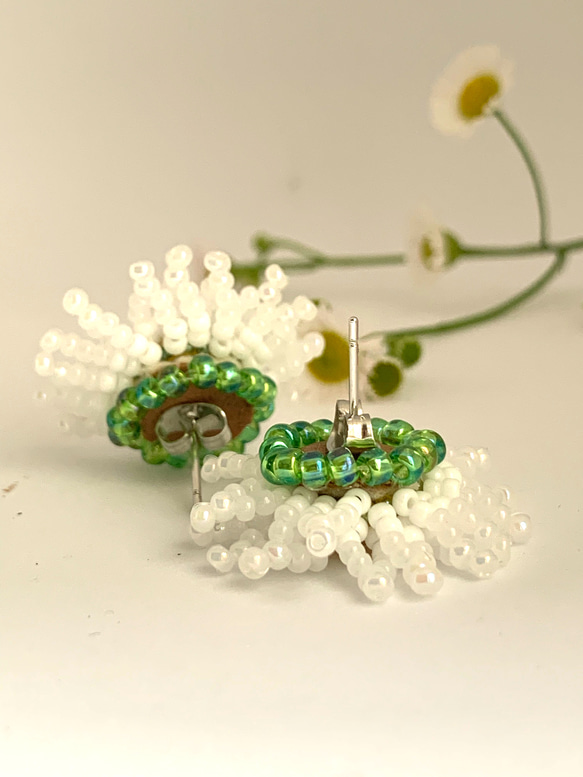 《送料込》ビーズ刺繍＊春紫苑のpierce or earring/花言葉は追想の愛 4枚目の画像