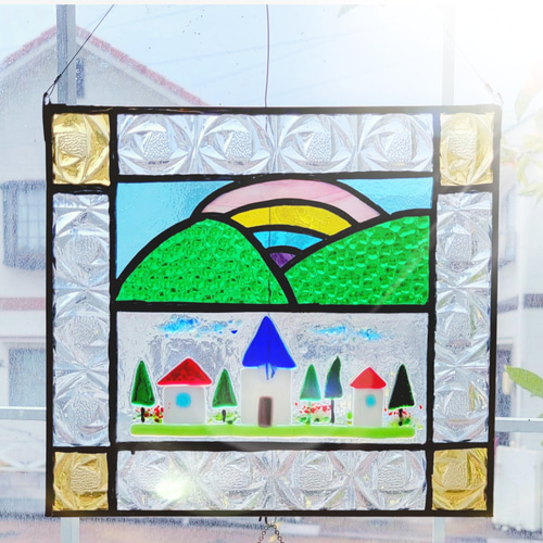ステンドグラス　虹がかかった山とかわいいお家のパネル(フュージングパーツ使用) ステンドグラス 虹がかかった山とかわいいお家のパネル(フュージング