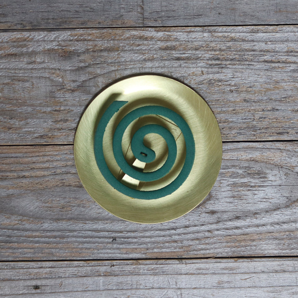 真鍮の小さな蚊取り線香立て 3枚目の画像