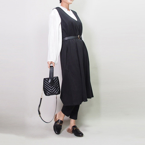 ブラウスやTシャツに合わせやすいストレッチ素材Vネックジャンパー