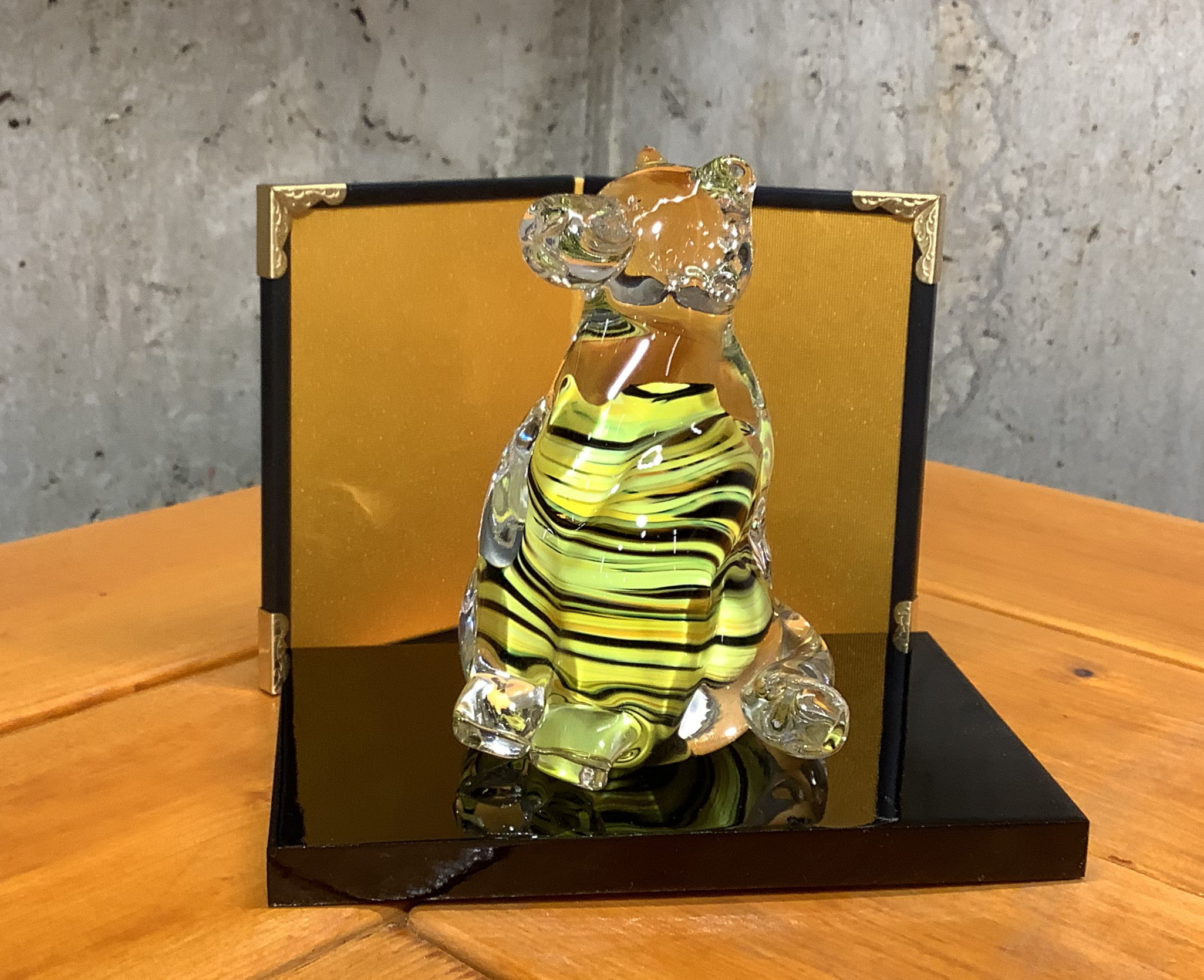 手作りガラス　干支〈寅〉　台座・屏風付き！