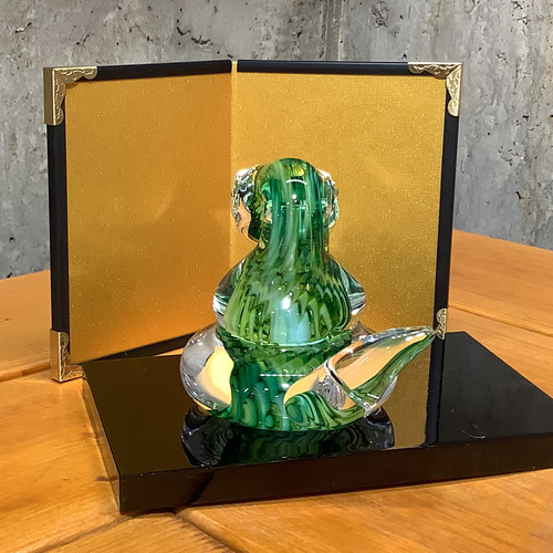 ハンドメイド 陶器製 蛇の彫刻 約20cm x 15cm 緑色の布の台座付き ハンドメイド 陶器製 蛇の彫刻 約20cm x 15cm 緑色の布の台座付き