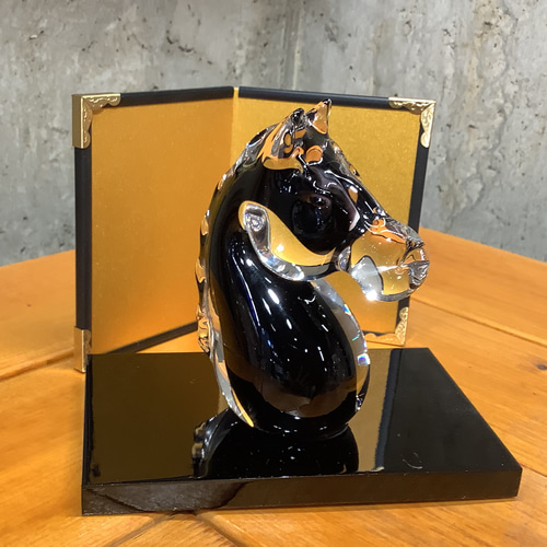 オブジェ置物 天然石 瑪瑙 彫刻馬 干支馬 木製台座付き 天然石うま馬瑪瑙めのう彫刻