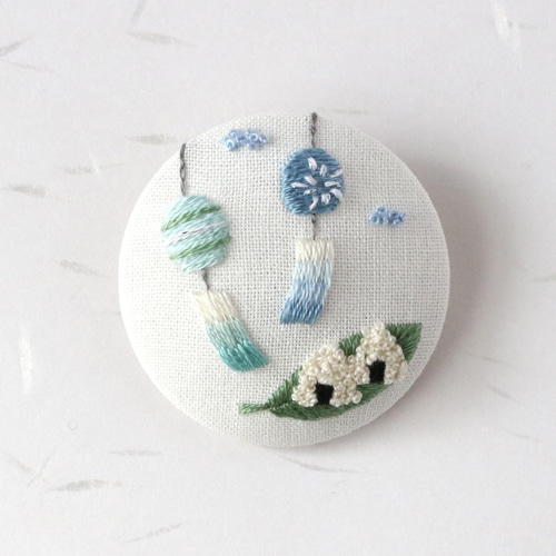 朝の風鈴とおにぎり 手刺繍ブローチ ブローチ Chalet de Pon 通販