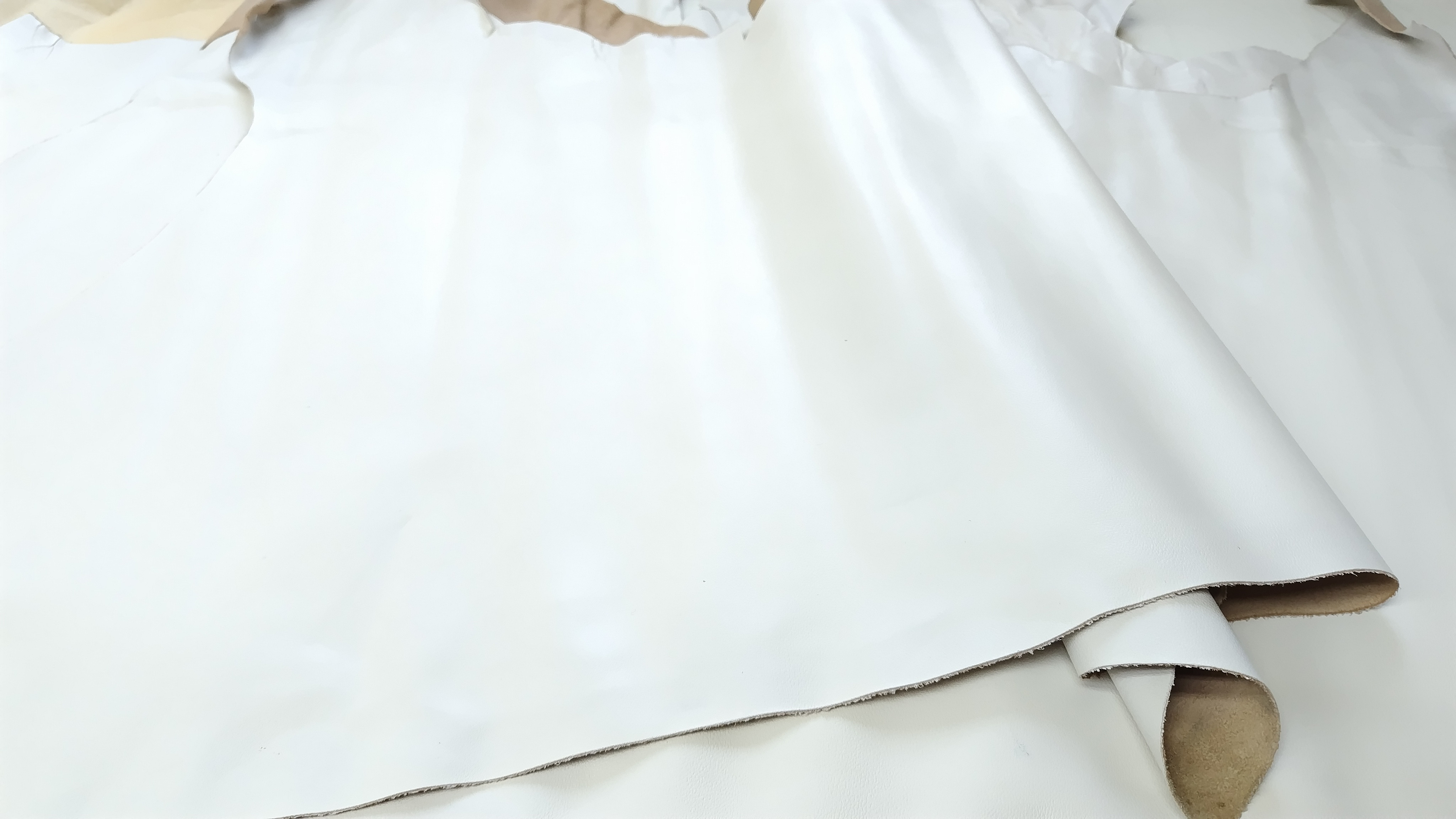 BE100　国産牛革型押し　アイボリー系（裏地はキャメル系）　100デシ前後　1.0ｍｍ程度