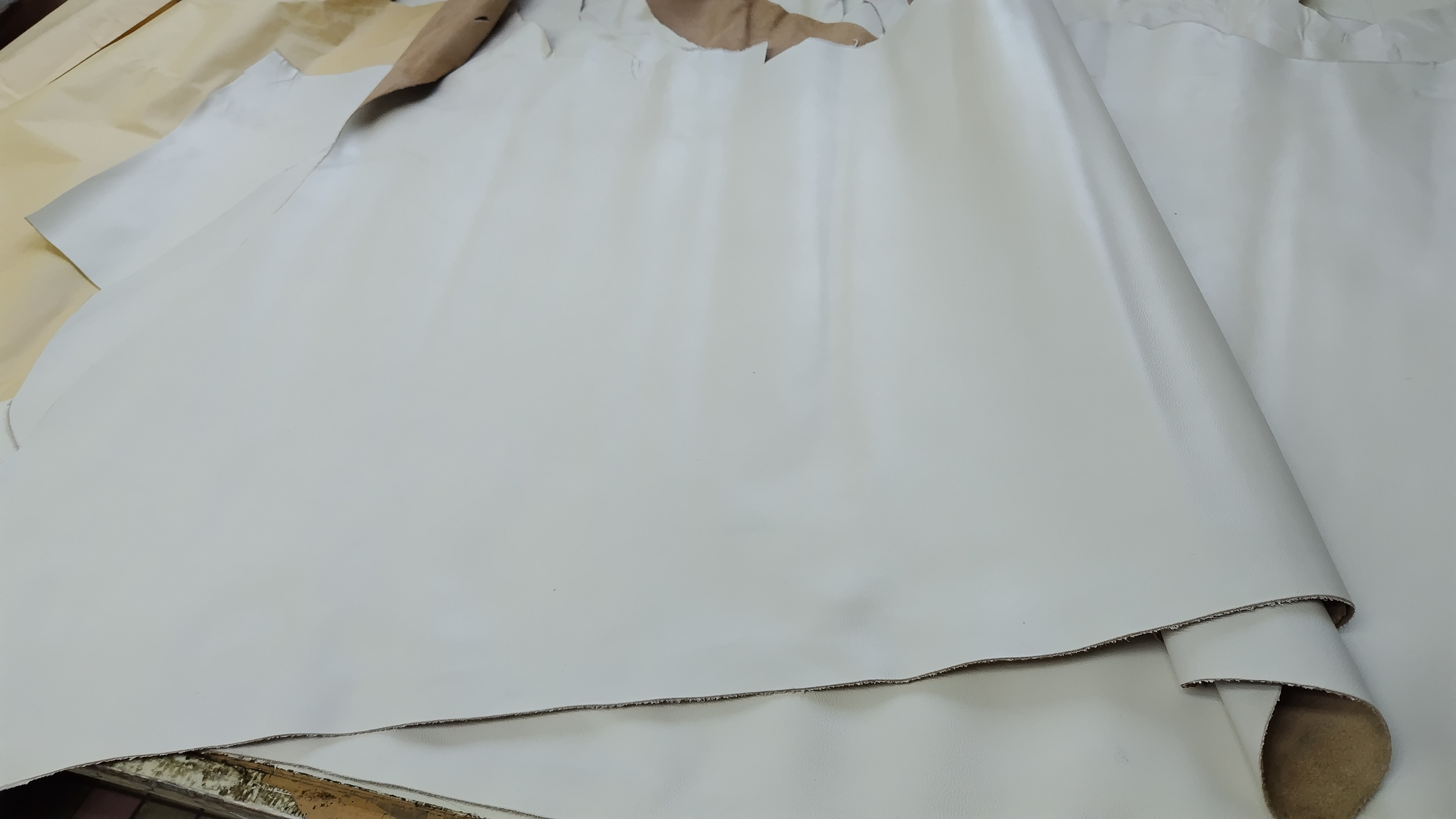 BE100　国産牛革型押し　アイボリー系（裏地はキャメル系）　100デシ前後　1.0ｍｍ程度