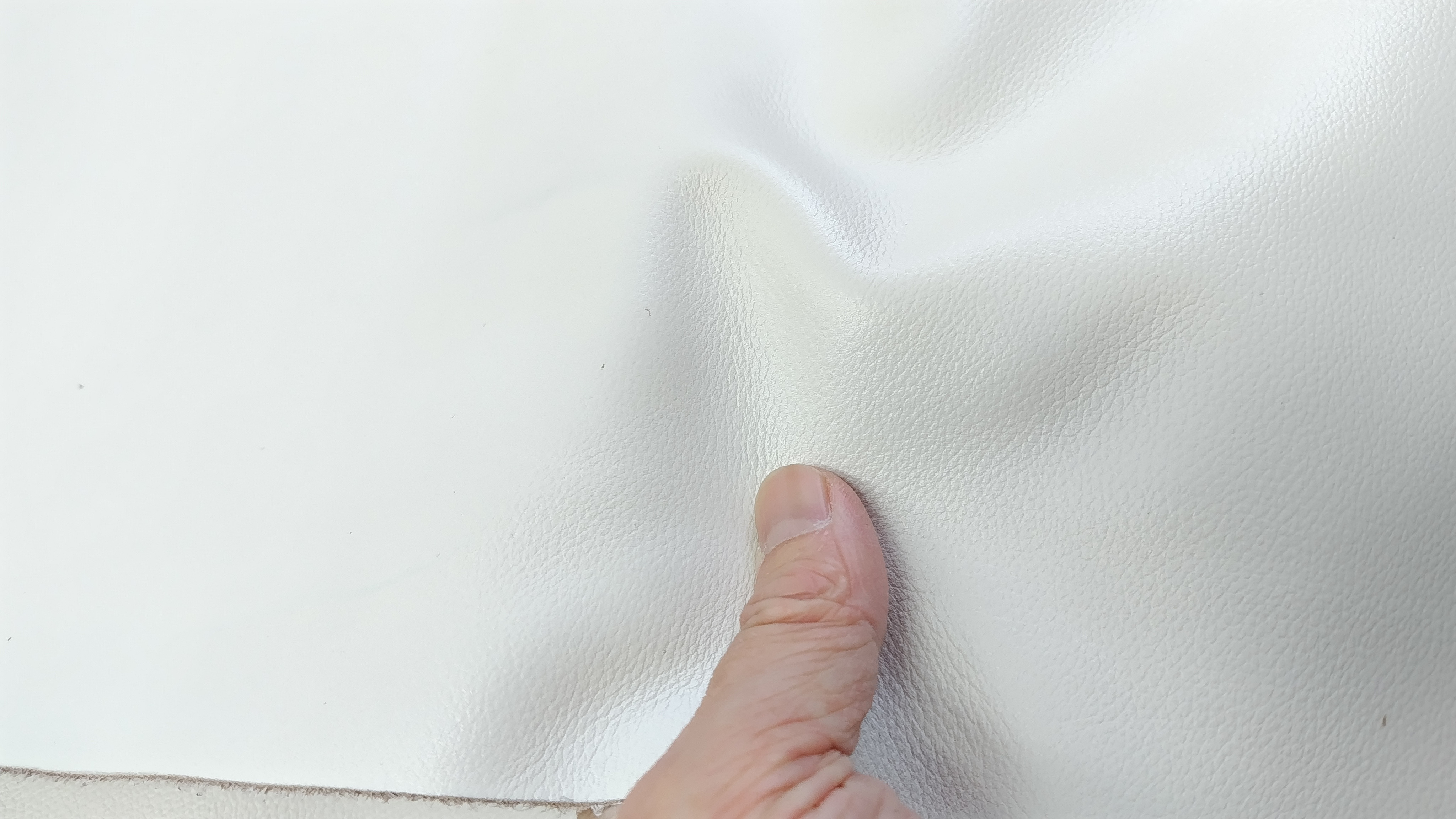 BE100　国産牛革型押し　アイボリー系（裏地はキャメル系）　100デシ前後　1.0ｍｍ程度