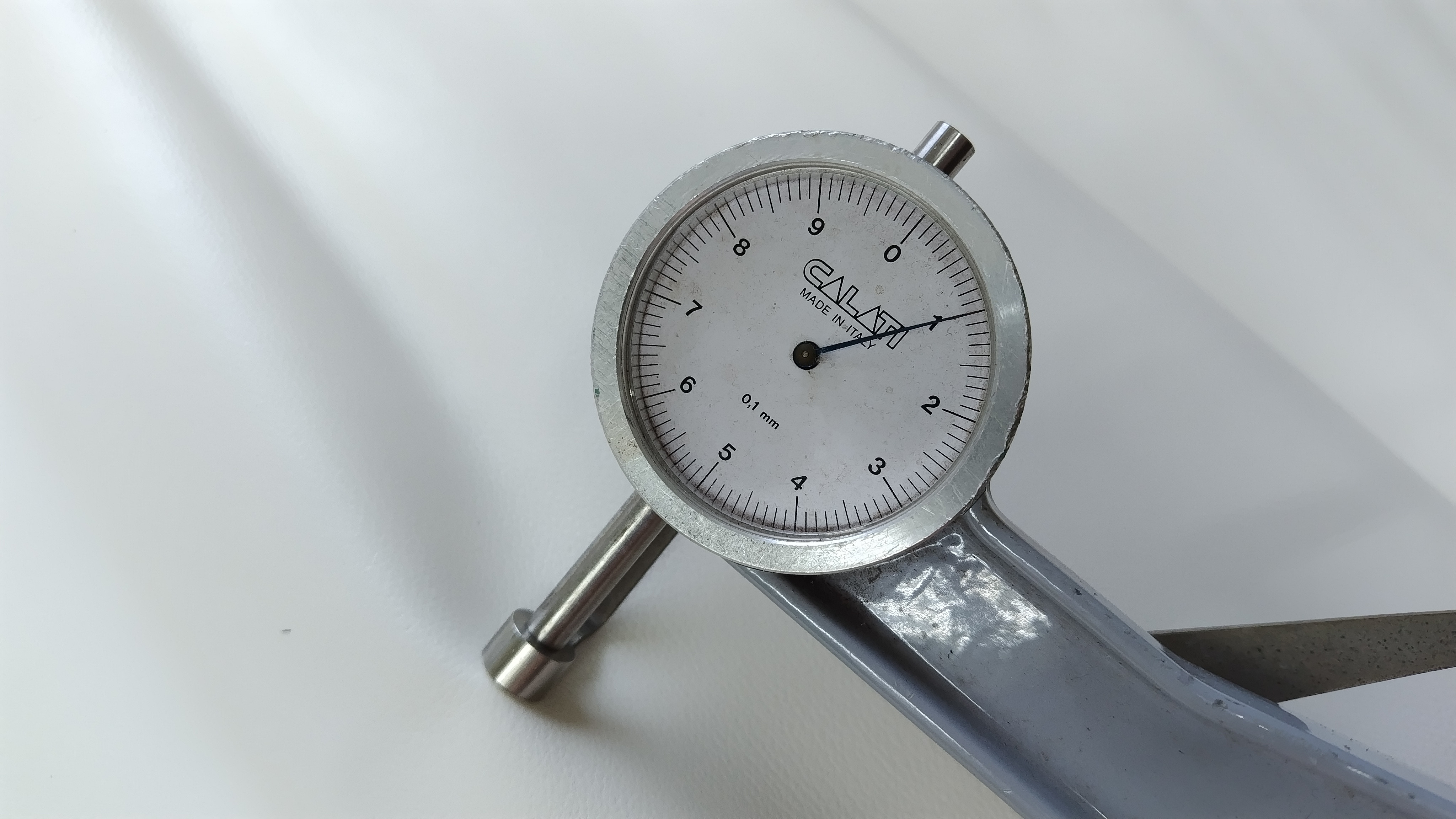 BE100　国産牛革型押し　アイボリー系（裏地はキャメル系）　100デシ前後　1.0ｍｍ程度