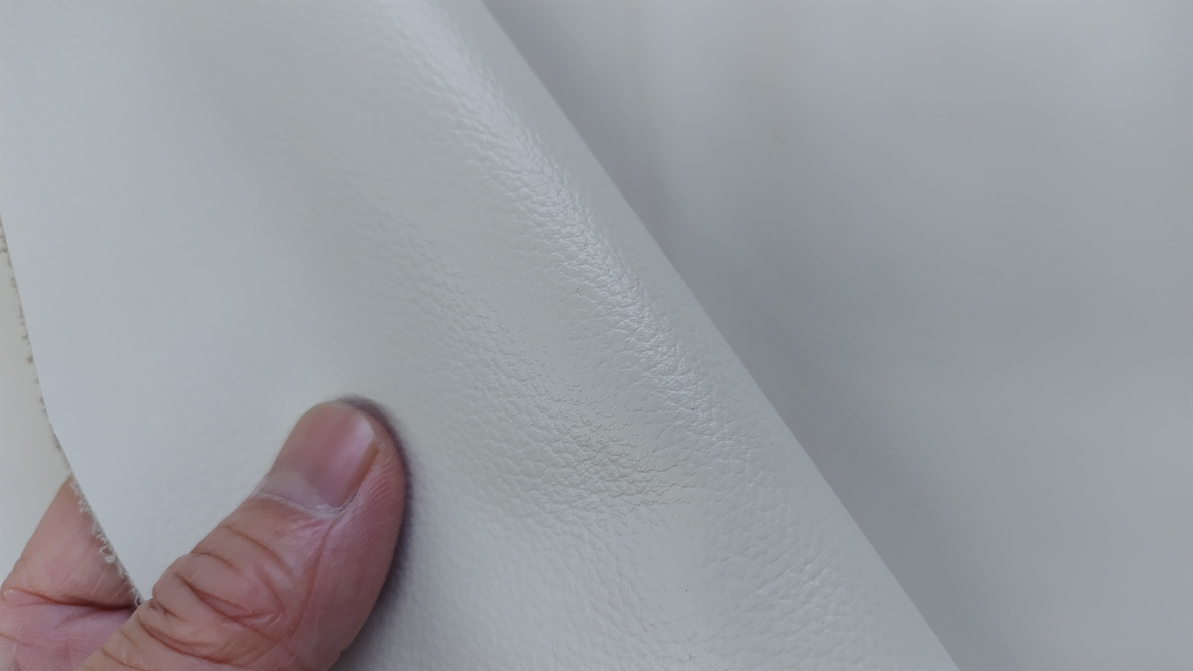 BE100　国産牛革型押し　アイボリー系（裏地はキャメル系）　100デシ前後　1.0ｍｍ程度