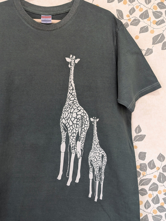 型染めXLサイズ動物Tシャツ(男女兼用) ～きりん親子～ カーキ色 T