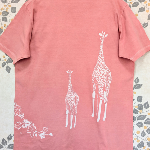 型染めXLサイズ動物Tシャツ(男女兼用) ～きりんの親子～ サーモン